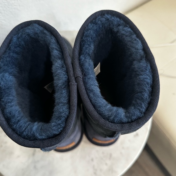 UGG CLASSIC SHORT II NAVY SHEARLING WATER RESISTANT BOOTS SIZE 8 - Picture 8 of 14